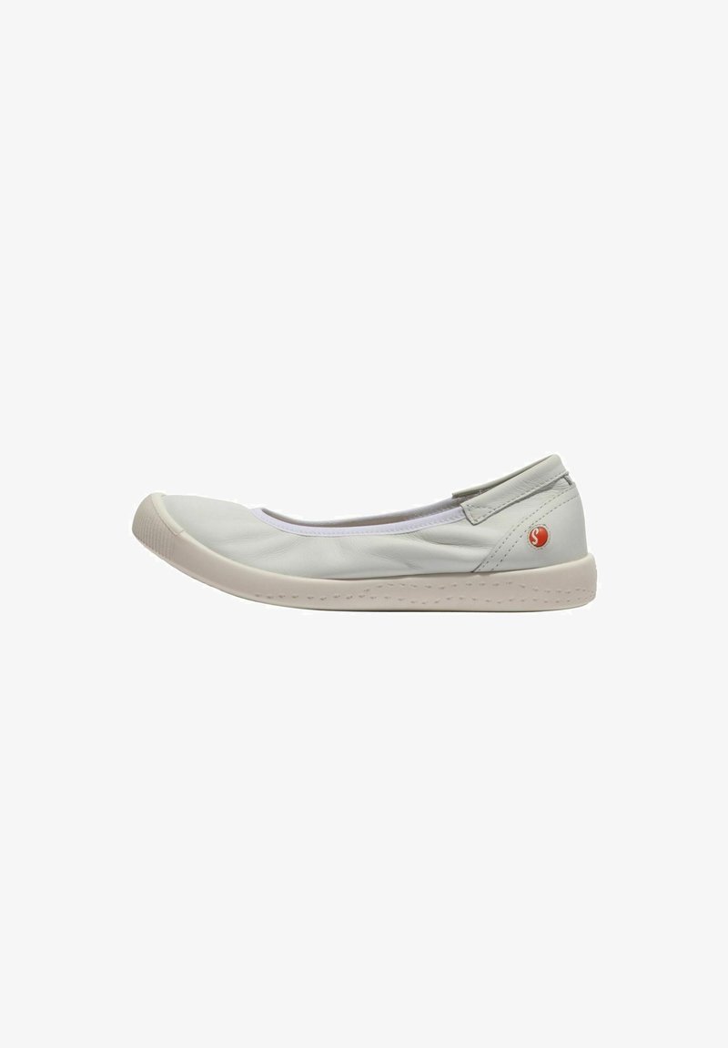 Chaussure plate blanche à enfiler avec bout rond, semelle souple et petit logo circulaire rouge près du talon sur fond blanc uni.