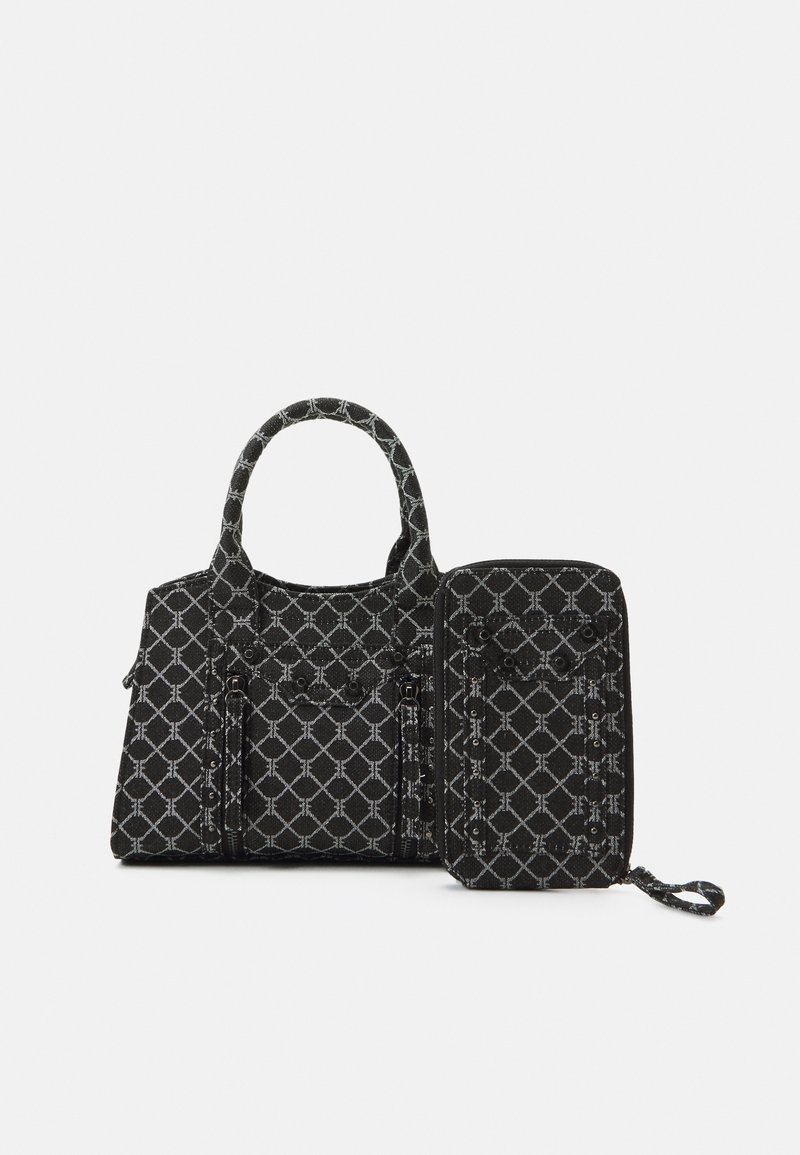 Mustan tikatun käsilaukun ja siihen sopivan vetoketjupussin, jossa on ketjumallinen kuvio, etutaskut ja kaksoisnostohihnat valkoista taustaa vasten.