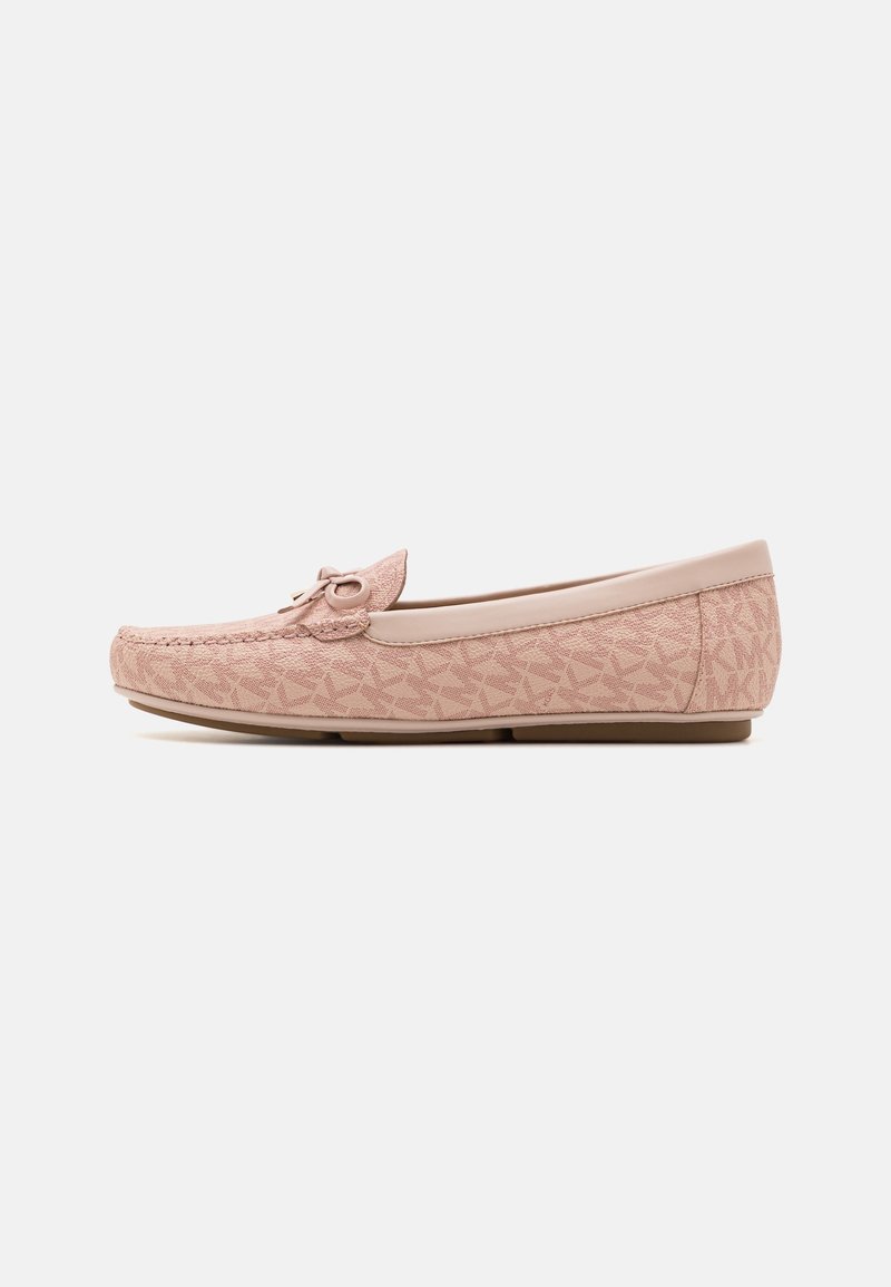 Mocassin rose clair sans lacets avec motif géométrique embossé, détail nœud sur le dessus et semelle en caoutchouc plate, vu de côté.