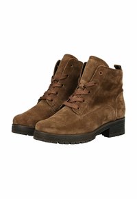 Bottines en daim marron avec un bout arrondi, un laçage à l'avant, un col rembourré et une semelle en caoutchouc contrastante. Présente des coutures et une petite languette.