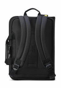 Sac à dos noir avec des bretelles rembourrées et une poignée, fabriqué à partir d'un matériau lisse et durable, et doté de boucles réglables pour une fermeture sécurisée.