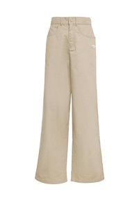 Beżowe spodnie o szerokich nogawkach wykonane z bawełnianego diagonalnego splotu, z zapięciem na guziki z przodu, bocznymi kieszeniami oraz małym białym logo na lewej biodrze.