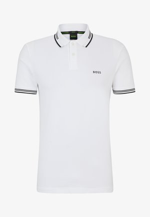 Camisa polo branca feita de algodão, com um colarinho e punhos listrados em preto. Inclui três botões e um pequeno logotipo "BOSS" em preto no peito.