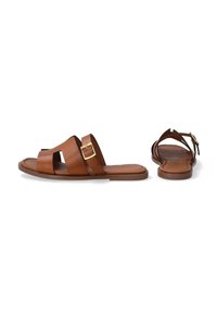 Braune Ledersandalen mit zwei breiten Riemen mit Ausschnitten, einem goldenen Schnallenakzent und einer flachen gepolsterten Sohle für Komfort.