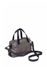 Kleine Handtasche mit schwarz-weiß gesprenkeltem Muster, schwarzen Griffen und abnehmbarem schwarzen Schulterriemen mit goldfarbener Hardware.