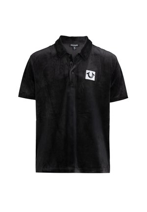 Schwarzes Cord-Polohemd mit einer Dreiknopf-Leiste, kurzen Ärmeln und einem weißen Logo-Patch mit Hand-Design auf der linken Brust.