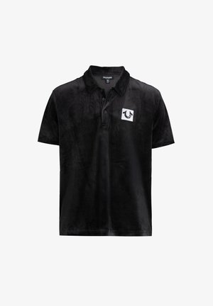 Schwarzes Cord-Polohemd mit einer Dreiknopf-Leiste, kurzen Ärmeln und einem weißen Logo-Patch mit Hand-Design auf der linken Brust.