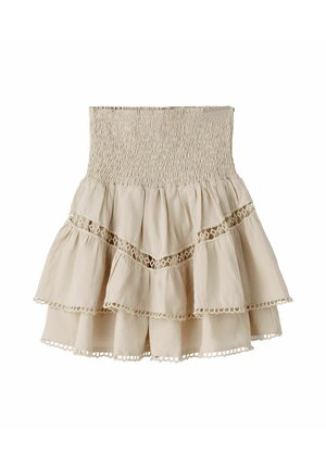 Beige lagdelt miniskjørt med rynket høy midje og blonderdetaljer på midt- og nederste lag.