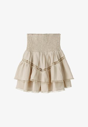 Beige mini-nederdel i lag med smocket høj talje og blondekanter på midter- og nederste lag.
