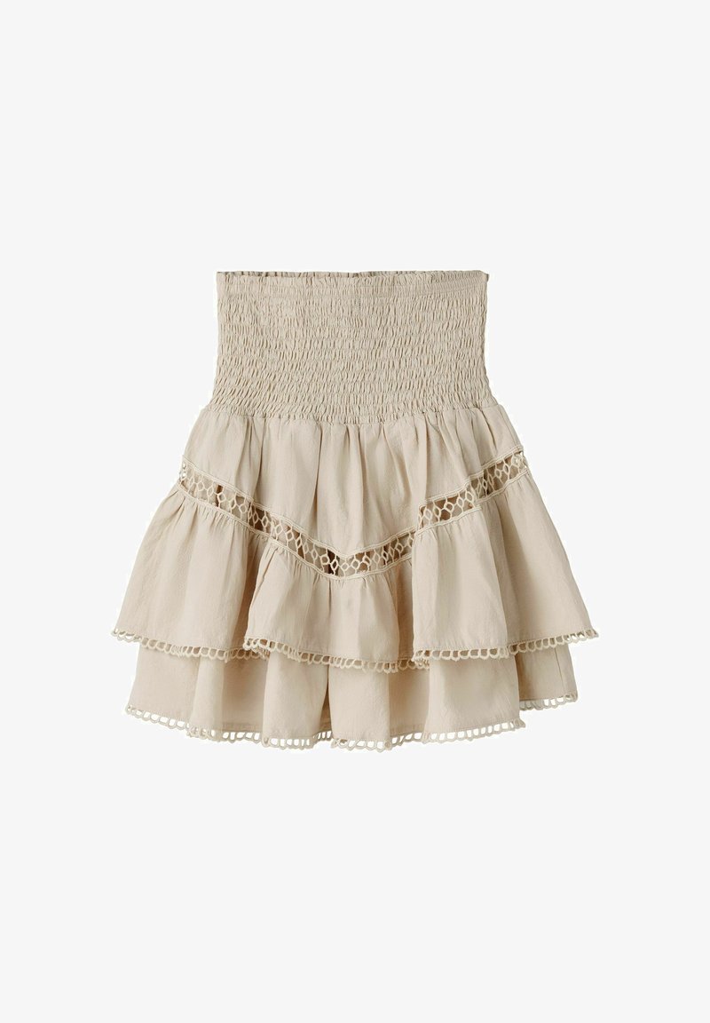 Mini-jupe beige à volants avec taille haute smockée et détails en dentelle sur les couches du milieu et de l'ourlet.