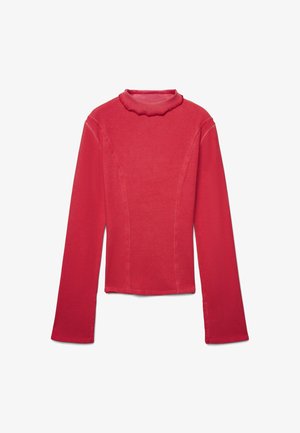 Camicia fitted rossa a maniche lunghe con un sottile colletto arricciato, dettagli delle cuciture in evidenza e orlo leggermente corto.