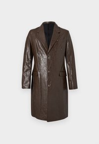 Palton maro din piele cu finisaj lucios, design cu nasturi pe o singură rând, rever cu decupaj și două buzunare frontale. Dispune de o căptușeală interioară neagră.