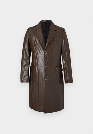 Pruuni läikiva viimistlusega nahast mantel, ühe rea nööpidega, sälklapiga ja kahe esitaskuga. Varustatud musta sisevoodriga.