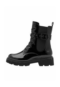 Schwarze lackierte Leder-Stiefeletten mit einer dicken Sohle, Schnürung an der Vorderseite, elastischem seitlichem Einsatz und einem dekorativen Schnallen-Detail.