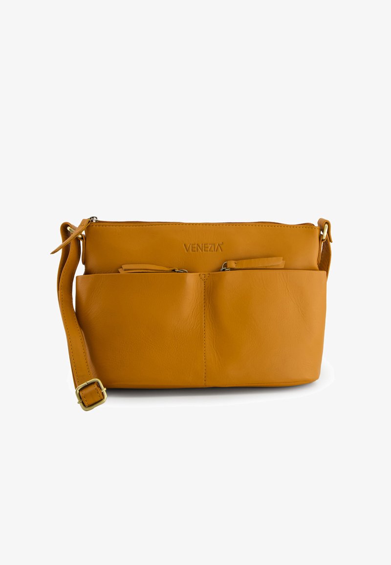 Gul læder crossover taske med lynlåsåbning, der har to frontlommer og en justerbar rem. Tekstureret overflade; mærket "VENEZIA."