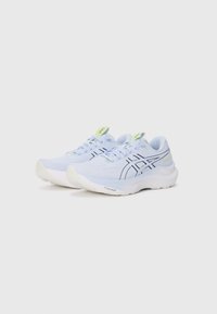 Helleblaue Laufschuhe mit einem Obermaterial aus Mesh, schwarzen Akzenten und limonengrünen Details. Verfügt über eine gepolsterte weiße Sohle und ein Schnürsystem.