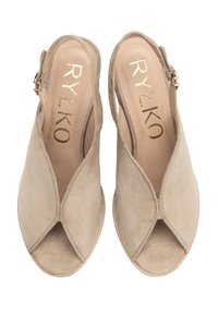 Pantofi slingback din suede bej cu un design peep-toe, cataramă ajustabilă și o brant din piele netedă cu branduirea aurie.