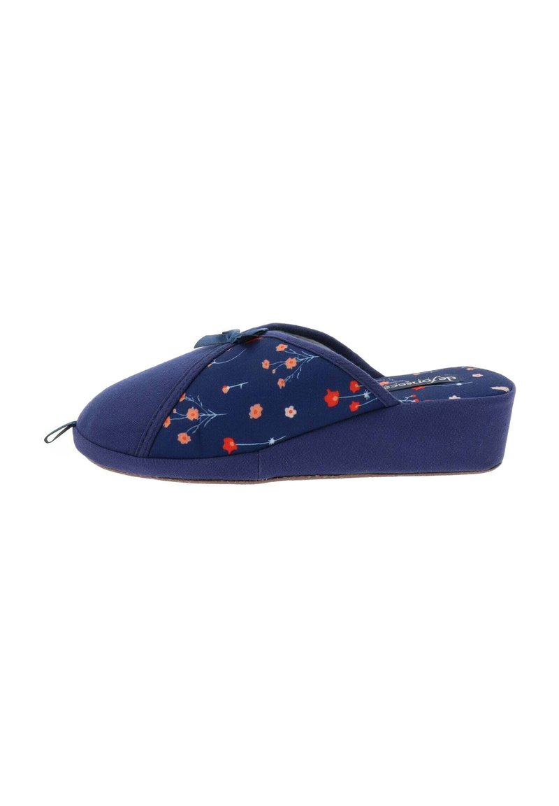 Zapatilla de color azul marino con patrón floral, parte superior de tela suave, diseño de punta cerrada, plantilla acolchada y suela baja de cuña. Presenta un lazo decorativo.