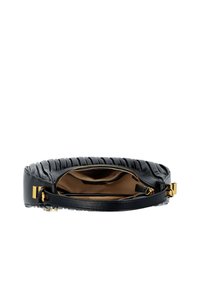 Zwarte gewatteerde leren handtas met een gladde textuur, voorzien van een gouden ritsluiting en een tan interieur met meerdere compartimenten.