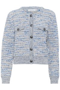 Lichtblauwe gebreide cardigan met twee voordo pockets, ronde halslijn en grijze knopen. Heeft een cropped zoom en een gemixt vezelpatroon.