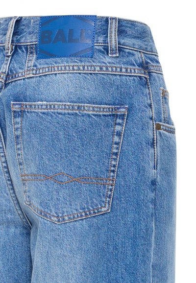 Světle modré džíny z denimu s modrou koženou nášivkou s nápisem "BALL" na pásku. Obsahují zadní kapsu s jemným béžovým švem.