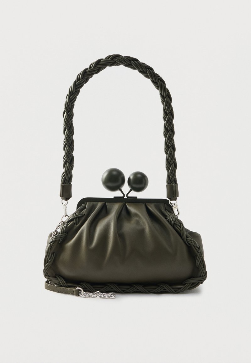 Τσάντα ώμου από δέρμα σε ελιά πράσινο με πλεκτή λαβή και ασημένιες μεταλλικές λεπτομέρειες, με σχεδιασμό με πιέτες και στρογγυλά κούμπωμα στην κορυφή.