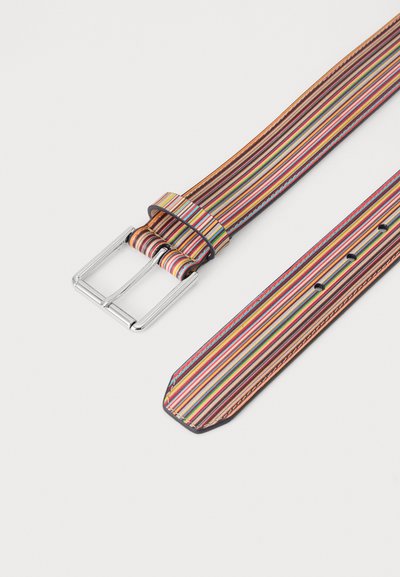 Ceinture en cuir avec des fines rayures verticales multicolores et une boucle métallique argentée sur fond blanc.
