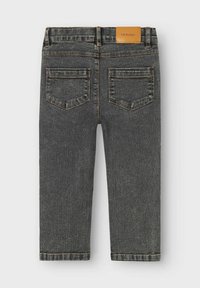 Jeans in denim scuro con taglio dritto, caratterizzati da due tasche posteriori, cuciture discrete e un'etichetta in pelle beige all'altezza della vita.