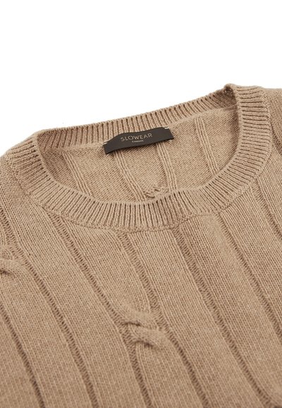Beige gestrickter Pullover mit einem Rippendesign und vertikalen Streifen, runder Ausschnitt und glatter Textur. Markenlabel sichtbar.