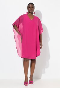 Ulla Popken - DOPPELLAGIG 3/4-ARM - Cocktailjurk - magenta Miniatuurafbeelding 1