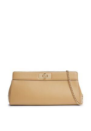Rechteckige Clutch aus cognacfarbenem Leder mit goldfarbenem Kettenriemen und Drehverschluss auf weißem Hintergrund.