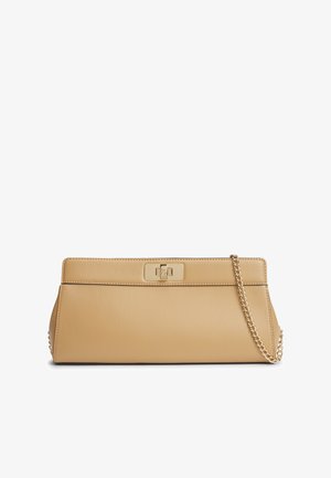 Pochette rectangulaire en cuir camel avec bandoulière chaîne dorée et fermeture à tourniquet sur fond blanc uni.