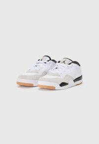 Zapatillas deportivas en blanco y gris que cuentan con una parte superior de ante y malla, acentos negros, suela de goma y cierre con cordones.