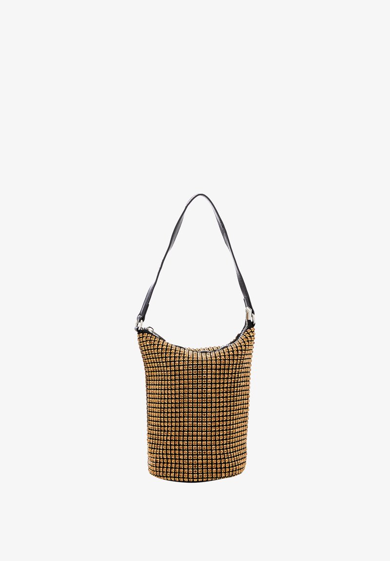 Sac seau à clous dorés avec une bandoulière en cuir noir, présentant une ouverture ronde et une forme structurée. Texture lisse avec des accents métalliques.