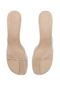 Beige, avointoiset korolliset sandaalit, joissa on läpinäkyvä PVC-yläosa. Ominaisuuksia ovat kevyt korko ja minimalistinen muotoilu, jossa on sileä nahkamainen tekstuuri.