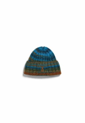 Gestrickte Mütze mit gerippter Struktur in blau, grün und braun gestreift, mit einem kleinen runden Emblem auf dem umgeschlagenen Rand.