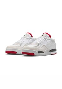 Zapatillas blancas con detalles en ante gris, tacones rojos, lengüeta de malla texturizada y logo negro. Suela acolchada con fondo de goma roja.