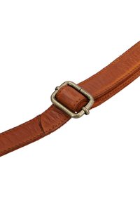 Correa ajustable de cuero marrón con una hebilla rectangular de metal sobre un fondo blanco.