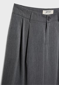 Pantalon gris foncé ajusté avec plis, passants pour ceinture et fermeture par bouton à la taille, marque Stradivarius, taille 38.