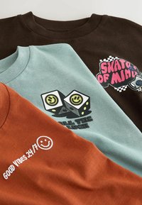 Unselected, grey brown orange