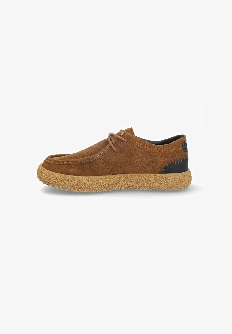 Chaussure en cuir suédé brun avec un bout rond, au design minimaliste, semelle en caoutchouc et accents marron clair. Présente un laçage simple et des détails à l'arrière.