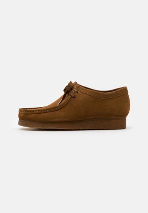 WALLABEE - Chaussures à lacets - cola