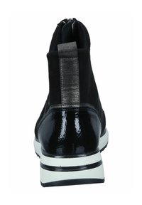 Schwarze Wildleder-Ankle-Boots mit glänzendem schwarzen Absatz, silberner Akzentstreifen auf der Rückseite und weißer Sohle mit schwarzen Streifen. Reißverschlussverschluss oben.