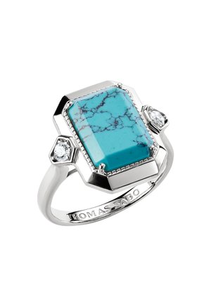 Silberner Ring mit rechteckigem Türkisstein und zwei kleinen klaren Edelsteinen auf jeder Seite, mit "THOMAS SABO" auf dem Ringband graviert.