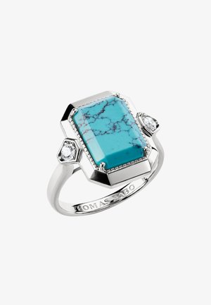 Silberner Ring mit rechteckigem Türkisstein und zwei kleinen klaren Edelsteinen auf jeder Seite, mit "THOMAS SABO" auf dem Ringband graviert.