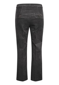 Pantalon en velours côtelé gris avec des rainures verticales, une coupe droite et deux poches arrière avec des boutons marron. Le tissu texturé offre un look classique.