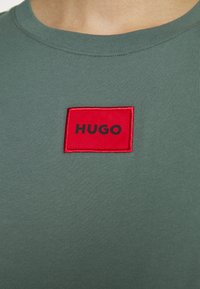 HUGO DIRAGOLINO - Tricou basic - dark green
