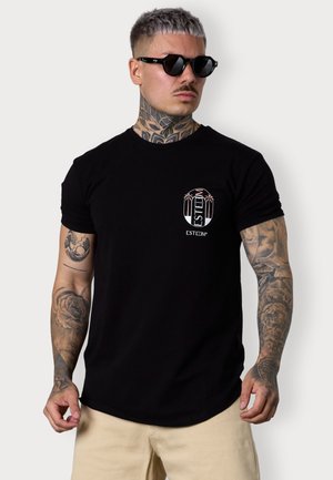 Schwarz, kurzärmliges T-Shirt aus Baumwolle mit einem kleinen Frontlogo, das Palmen und das Wort "ESTEEM" zeigt. Glatte Textur, figurbetonter Schnitt.