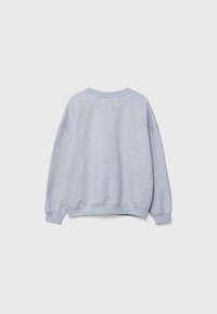 Harmaa huppari rentoa istuvuutta, pyöreä pääntie ja ribbauskumpparit. Pehmeä, teksturoidun kankaan materiaali, jossa on yksinkertainen muotoilu ilman näkyviä logoja.