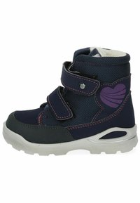 Botín infantil de color azul marino con dos tiras de velcro negras, costuras rosas y un diseño de corazón. Suela de goma para tracción y forro cálido en el interior.